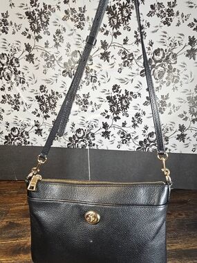 Coach Small Black Pebbled Crossbody Bag Gold Hardware Zip Turn Lock Pockets